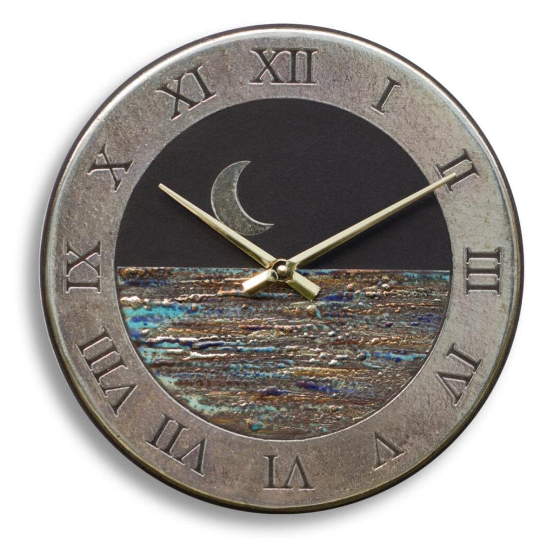 Orologio artigianale da parete in ceramica Raku design Luna e Orizzonte - Diametro 29 cm